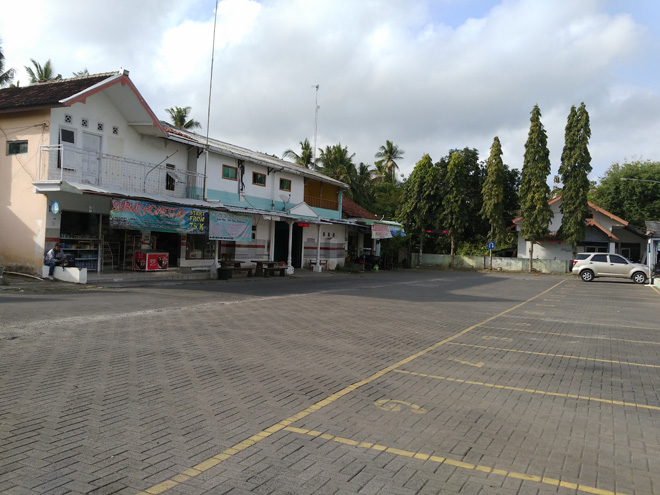 カランガセム駅　駅前